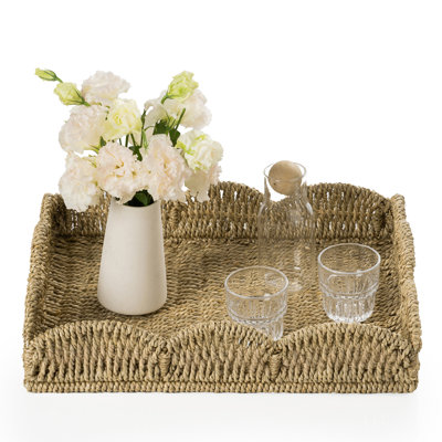 Plateau en osier, plateau tissé à la main avec poignées et bordure festonnée, panier en osier rectangulaire pour la décoration et l'organisation de la maison, L 17,3 po x l 13,4 po x H 3,6 po