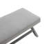 Le banc double Comfort est recouvert de velours avec des pieds croisés élégants et un coussin passepoilé, parfait pour la vie moderne