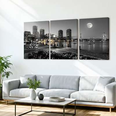 Ensemble de 3 tableaux sur toile tendue représentant un paysage urbain nocturne au clair de lune, en noir et blanc.