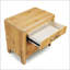 Table de chevet à trois tiroirs en bois naturel, parfaite pour ajouter du charme rustique et du rangement à votre chambre à coucher.