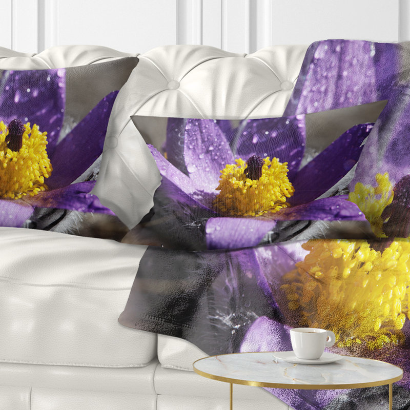 Coussin décoratif à fleurs mauves et stigmatisation jaune