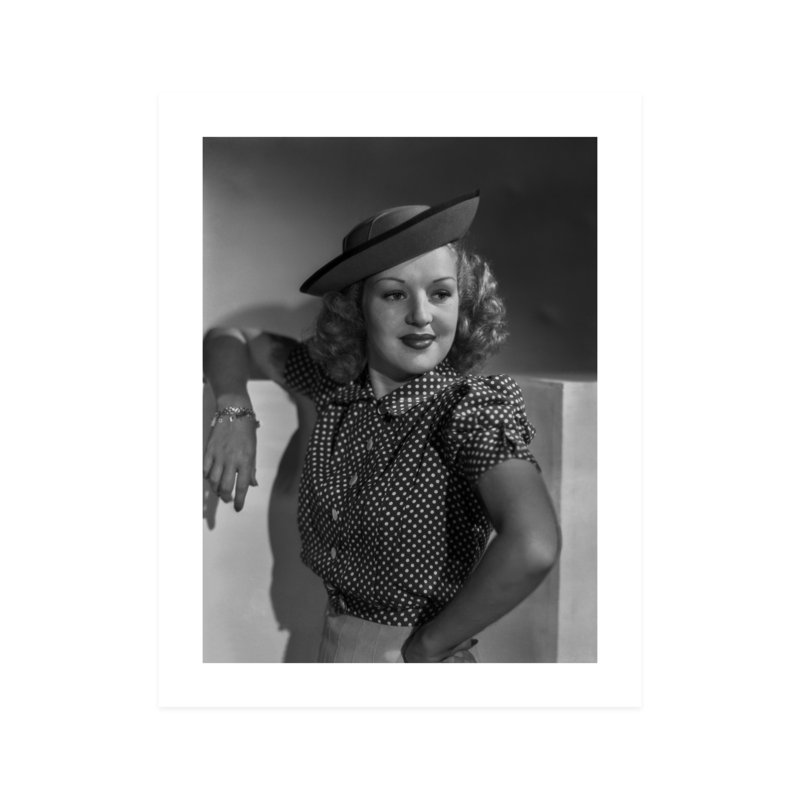 Betty Grable souriante regardant ailleurs, H 10 po x l 8 po