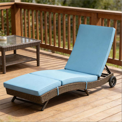 Chaise longue d'extérieur en osier avec roulettes