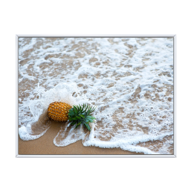 Pineapple Fallen By Ocean Wave - photographie sur toile, H 31 po x l 41 po x P 1,5 po, Cadre blanc
