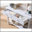 Console d'entrée avec canapé, deux tiroirs, poignées en bois, deux tablettes sur toute la longueur et pieds en forme de poteau, couleur blanche