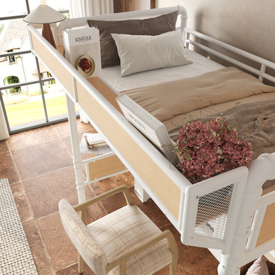 Lit mezzanine simple en métal de taille XL avec bureau intégré et prise de courant, bande DEL, cadre de lit mezzanine en métal avec panneau perforé et paniers de rangement en filet, escalier de rangement avec garde-robe