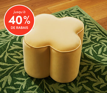 Repose-pieds jusqu'à 40 % de rabais avec pouf en velours jaune en forme de trèfle sur tapis à motif de feuilles vertes