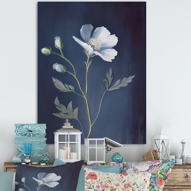 «Simple White Blooming Wildflower on Retro Blue III», reproduction sur toile, H 32 po x l 16 po x P 1 po, Toile tendue