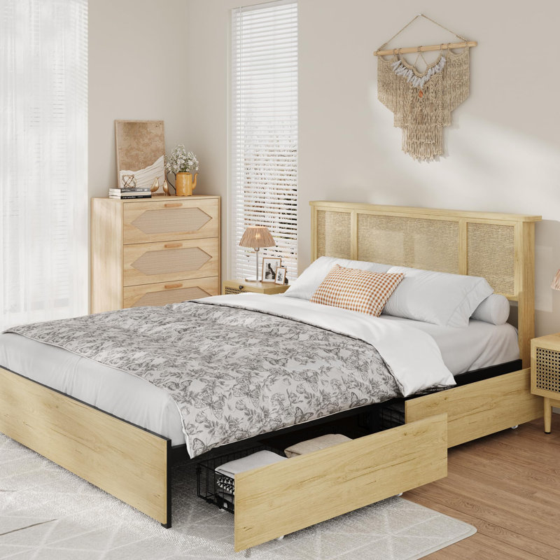 Structure de grand lit avec tête de lit en rotin naturel, 4 tiroirs de rangement, lattes en bois, plateforme en métal, aucun sommier nécessaire