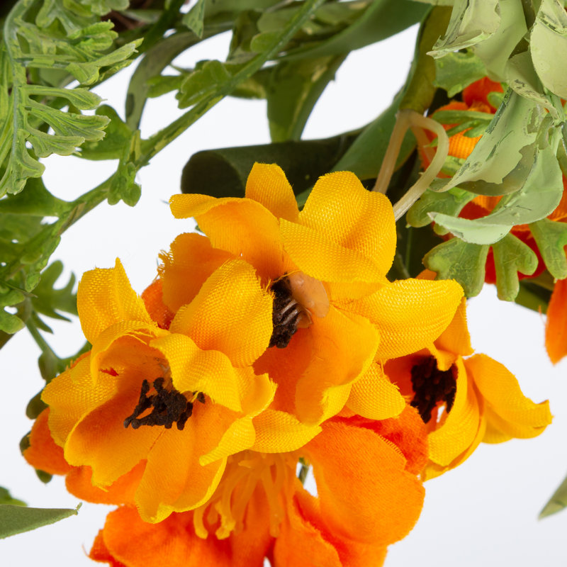 Couronne de fleurs orange vif de 24 pouces avec décoration florale luxuriante avec décorations d'eucalyptus et de fougères