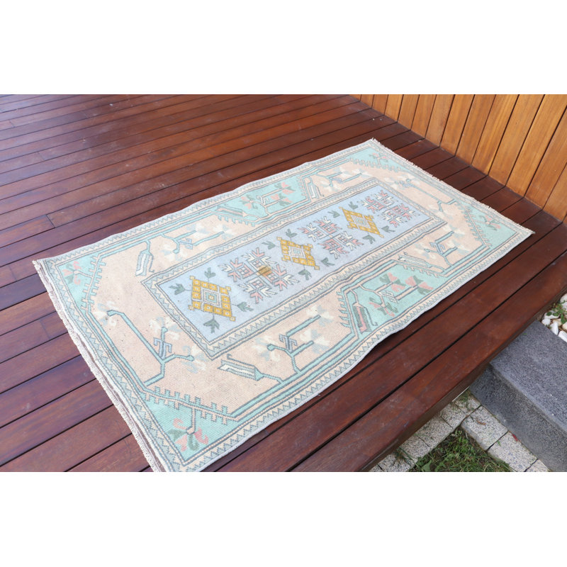 Tapis turc authentique avec des motifs pastel pour un décor de plancher rétro coloré dans des espaces intérieurs élégants