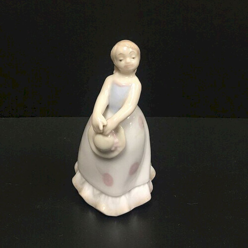 Figurine fille avec un chapeau