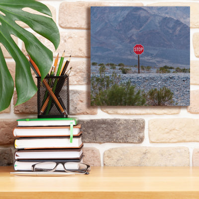  «Stop Sign Landscape» par Epic Portfolio, art mural sur toile, 12 po x 12 po