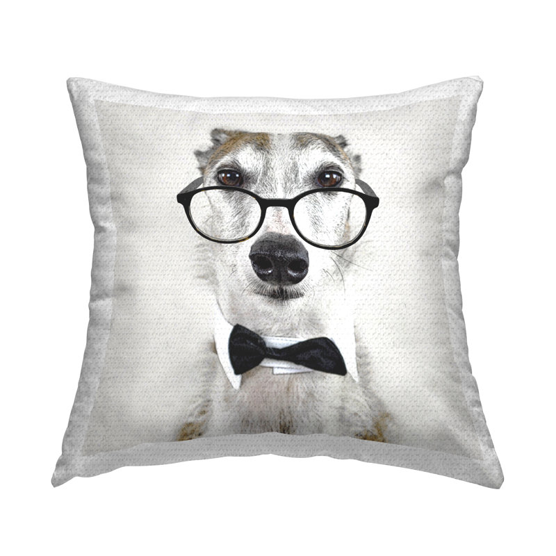 Coussin d'extérieur imprimé drôle de chien avec nœud papillon par Karen Smith