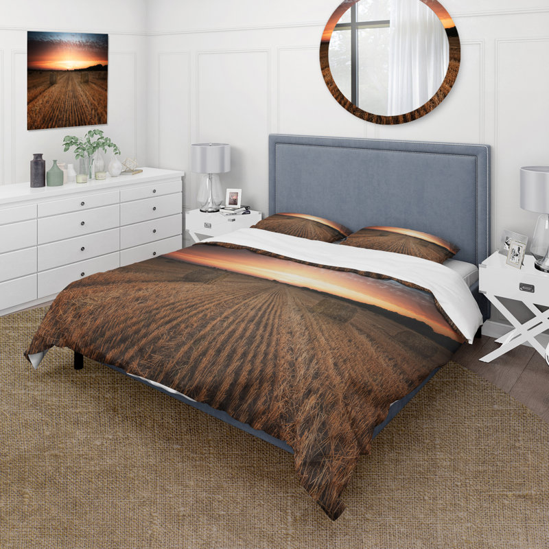 Paysage avec un champ rempli de balles de foin au coucher du soleil - Ensemble de housse de couette floral - Polyester en microfibre