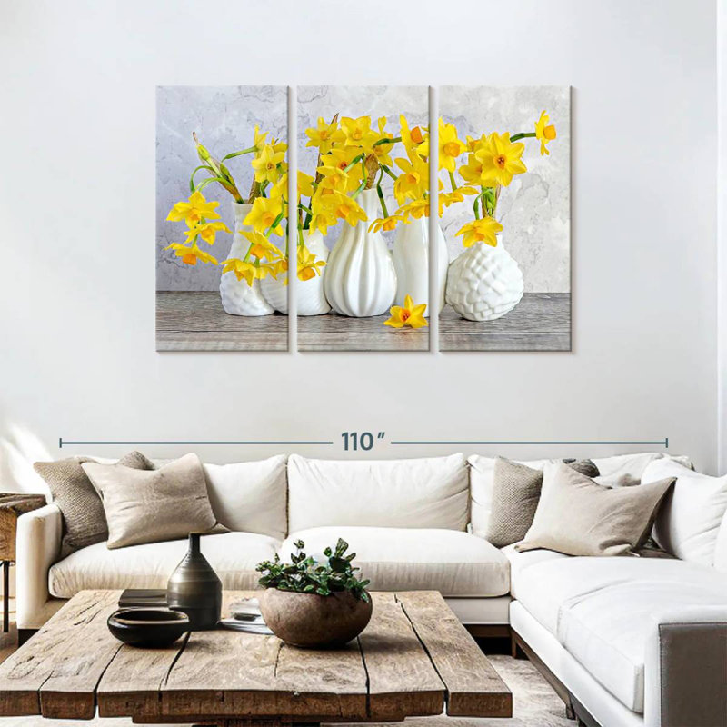 Jonquilles Harnek dans des vases blancs, H 48 po x l 74 po
