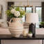 Vase de poterie fabriqué à la main avec détails en papier mâché et motif artisanal texturé