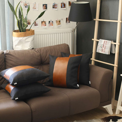 (Ensemble de quatre) Housses de coussin décoratif