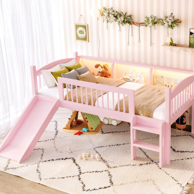 Lit mezzanine simple en bois massif rose, peu encombrant avec rangement intégré pour les livres, lumières DEL une nuit douillette et décor de garde-corps, éclairage, rails pleine longueur