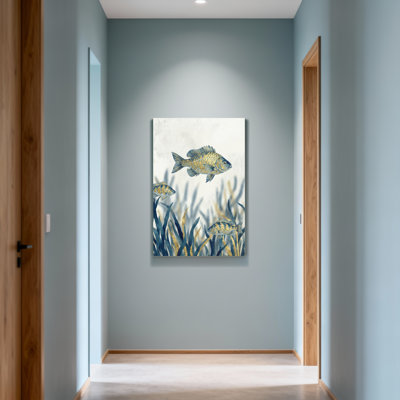 Animaux, poissons nageant parmi des herbes marines