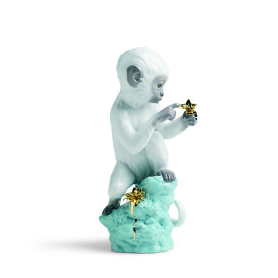 Figurine de singe curieux sur une roche
