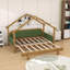 Lit en bois dans une cabane dans un arbre avec rails à coussin moelleux-179120649