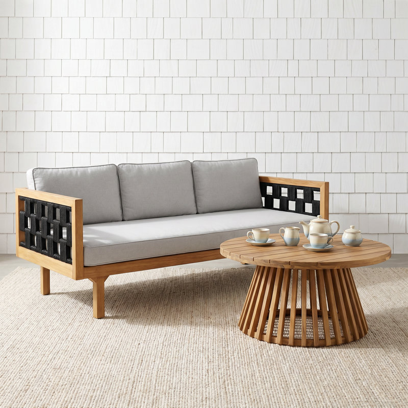 Ensemble de lit de jour d'extérieur en bois d'acacia de luxe avec table d'appoint trois places - finition teck, coussins gris clair et corde noire