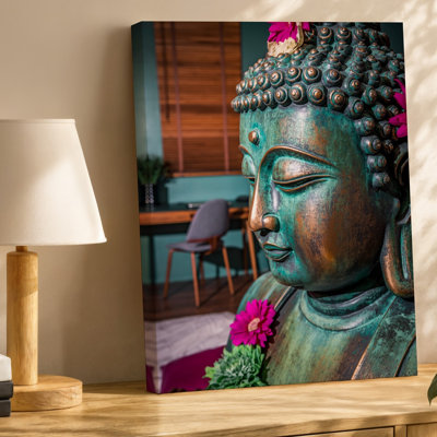 Toile une scène de chambre à coucher sereine avec une grande statue d'art de Bouddha délicatement détaillée ornée de fleurs vibrantes dans des tons de toile
