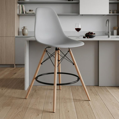 Chaise de bar 28 po gris et brun en plastique robuste et en bois massif