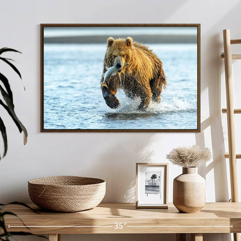 Grizzly avec saumon, 25 po x 17 po, Cadre flottant noyer
