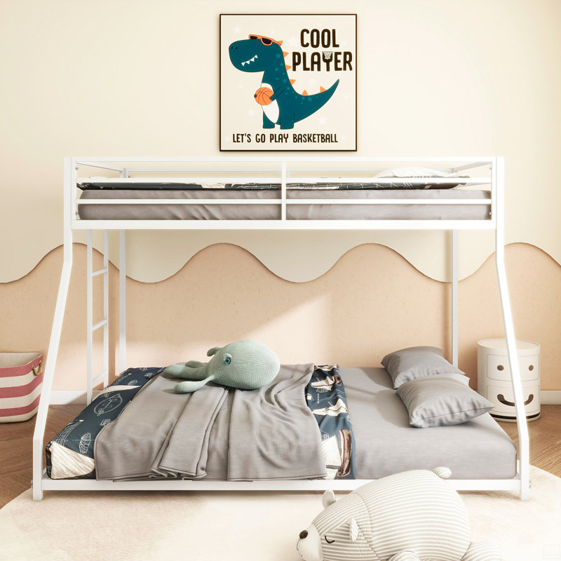 Lit simple au-dessus d'un lit superposé en métal, profil bas et montée facile avec échelle stable