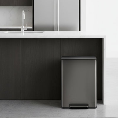 SIMPLI-MAGIC 16 Gallon Infinity Edge Step Trash Can with Slow-Close Lid, Kitchen Garbage Can, Odour Control, Hands-Free, Easy to Clean, Gunmetal