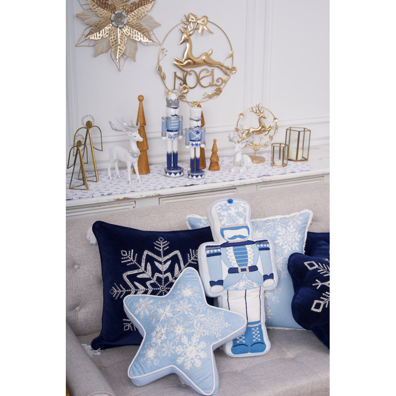 Coussin décoratif en forme de flocon de neige tissé embelli sur velours bleu 18 po x 17 po