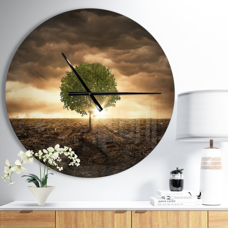 Arbre solitaire sous un ciel dramatique - horloge murale moderne, Moyen