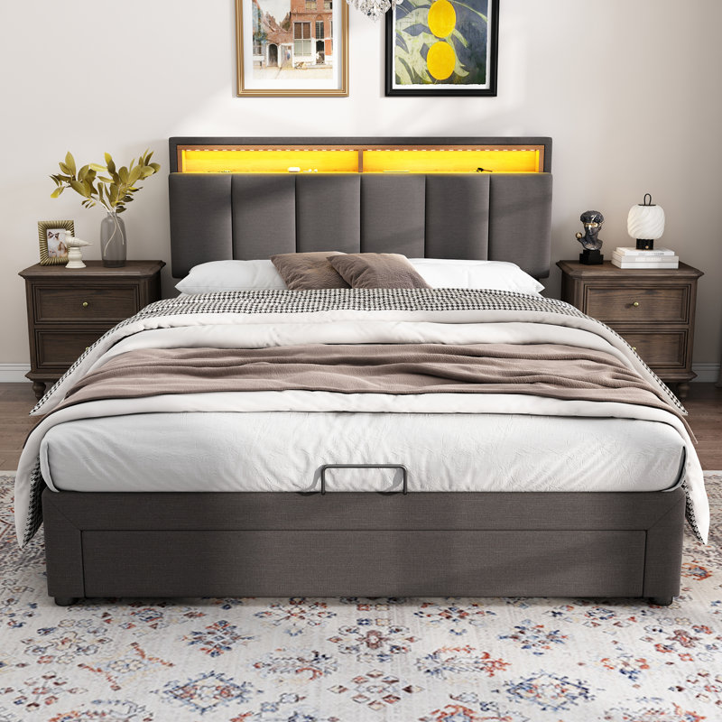 Bed, 140.5 x 203 cm