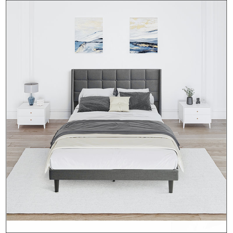 Grand lit gris foncé avec une structure durable et un design élégant, parfait pour les chambres modernes et le confort durable.