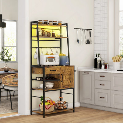 Étagère de boulanger d'armoire avec prise de courant et lumières à DEL, bar à café avec tablettes de rangement, support à micro-ondes industriel avec porte-bouteilles de vin, tiroir, porte de grange, brun rustique