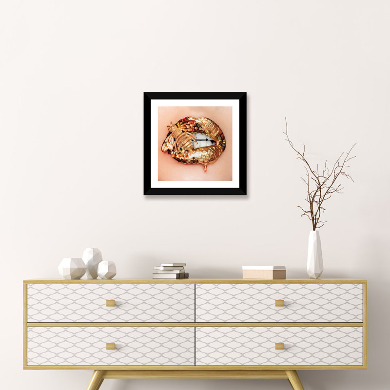 Golden Bee par Vlada Haggerty - impression d'art graphique, H 16 po x l 16 po x p 1 po