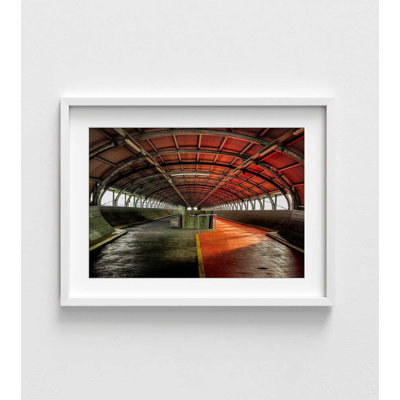 Reproduction de photo architecturale, couloir de terminal, tons de rouge chaud