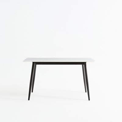 Table de salle à manger rectangulaire moderne en céramique de 1,4 m, base en métal, plateau de table blanc, résistance à la chaleur et aux égratignures, bord arrondi, pieds élégants en or noir, style minimaliste, plateau en pierre moderne à installation rapide,
