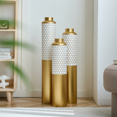 Ensemble de 3 vases décoratifs en métal à motif hexagonal blanc et or mesurant 32,6 28,34 po et 24 pouces de hauteur pour la décoration intérieure, le centre de la maison de campagne moderne ou le salon glamour (base de 5,59 po)