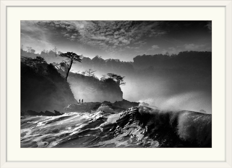 «Waves Présent That Morning» par Saelanwangsa, reproduction photographique de Straub, H 32 po x l 44 po x P 1 po, Cadre blanc