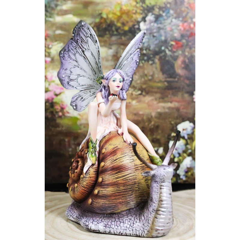 Figurine de coccinelle fée fantaisie mauve assis sur un escargot géant