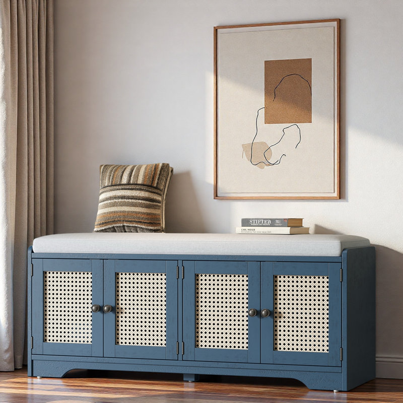 Banc de rangement multifonctionnel en bois avec coussin amovible, portes en rotin tissé et tablettes réglables