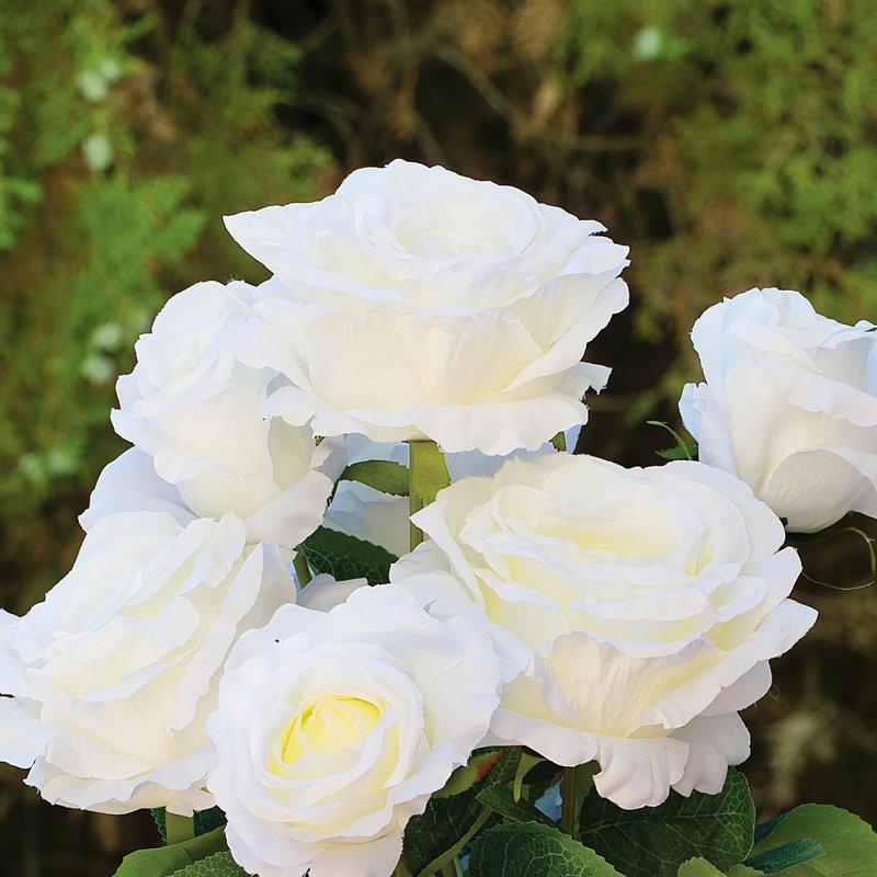 Arrangement de roses en soie dans un vase, Crème