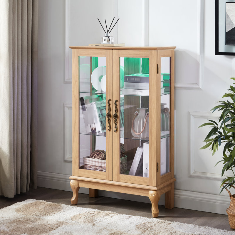 Élégante petite vitrine avec éclairage intégré, dossier et structure en miroir pour objets de collection.