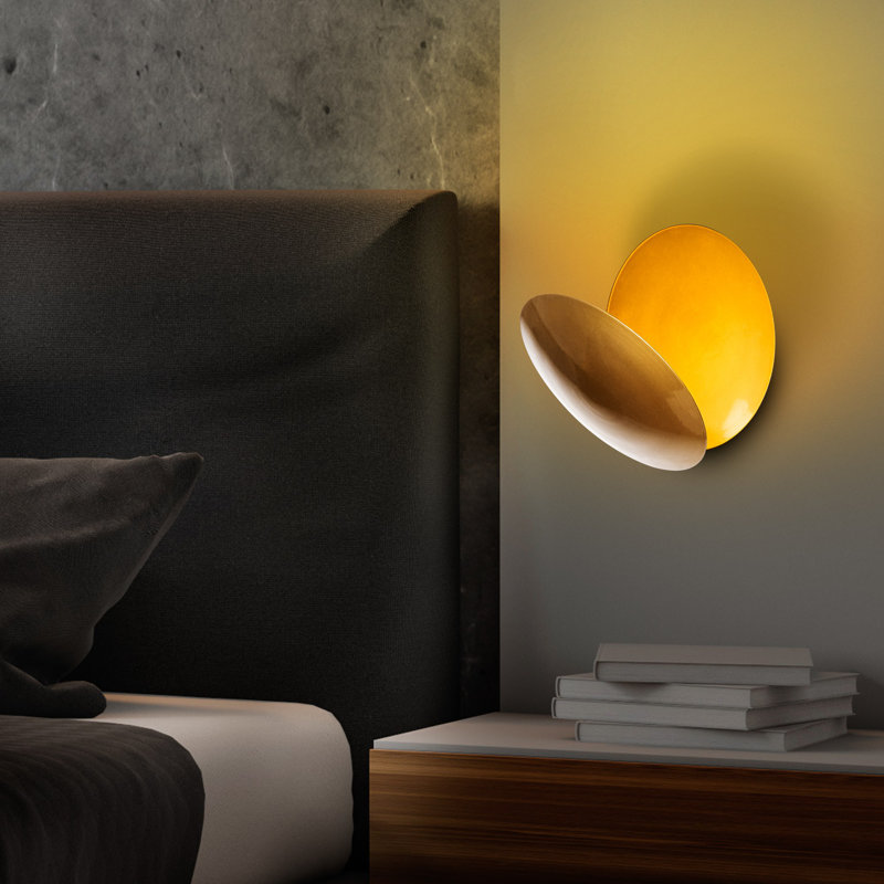 Élégante lampe murale dorée de 9,8 po x 9,8 po x 6,3 po | Corps en métal durable avec douille à DEL 5W (3000K) | Design moderne, parfait pour le salon ou la chambre à coucher, homologué IP20 pour un usage intérieur, éclairage élégant et fonctionnel