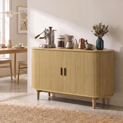 Buffet de style moderne du milieu du siècle, aux formes arrondies et aux portes coulissantes