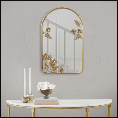 Exquis miroir mural arqué en métal avec un motif floral complexe, un point focal étonnant pour n'importe quelle pièce.