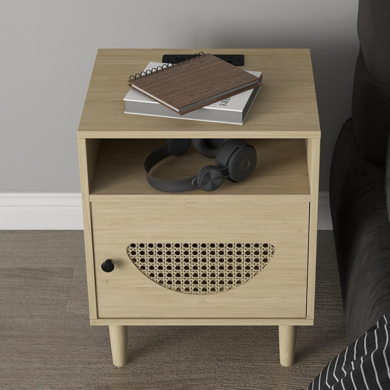 Table de chevet en rotin Celyne, équipée de ports USB et de prises de courant